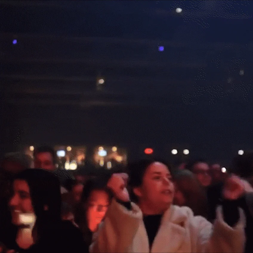 Scène de concert et public sous les lumières