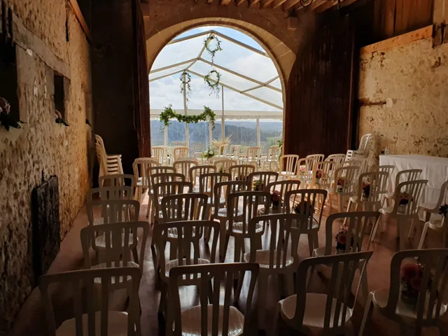 Chaises disposées pour une cérémonie en intérieur