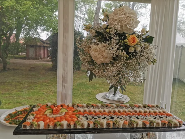 Cocktail et composition florale face au jardin