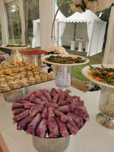 Buffet de réception sous une tente