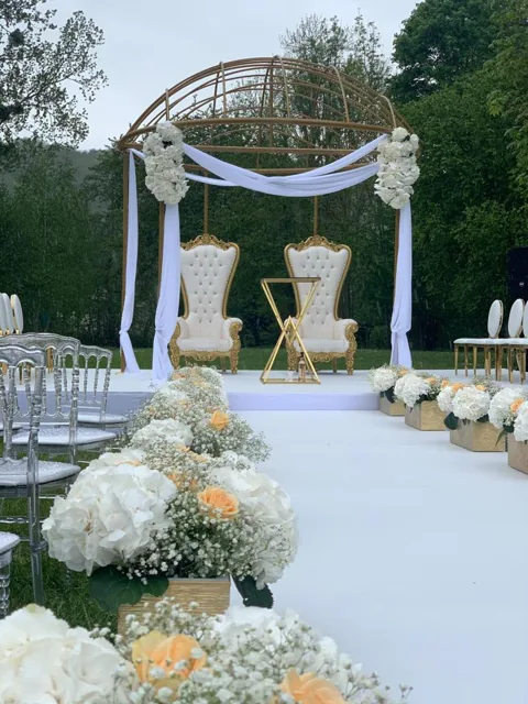 Arche de cérémonie et bouquets blancs