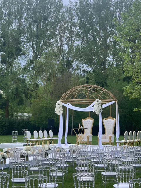 Chaises et arche installées au jardin