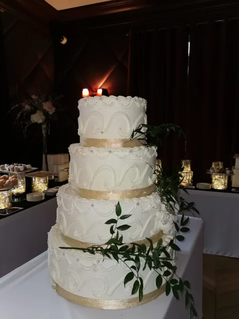 Gâteau de réception décoré de fleurs