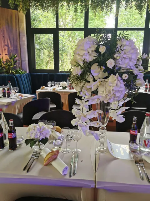 Table dressée et composition florale