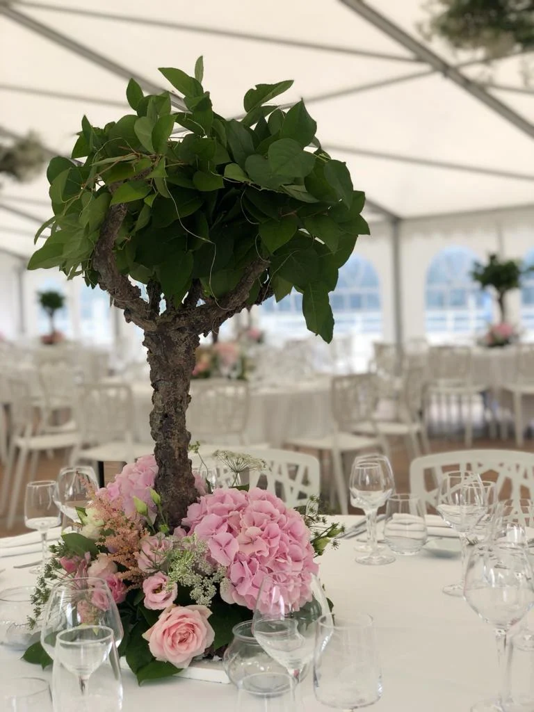 Décoration florale et table dressée, archives LM VEXIN